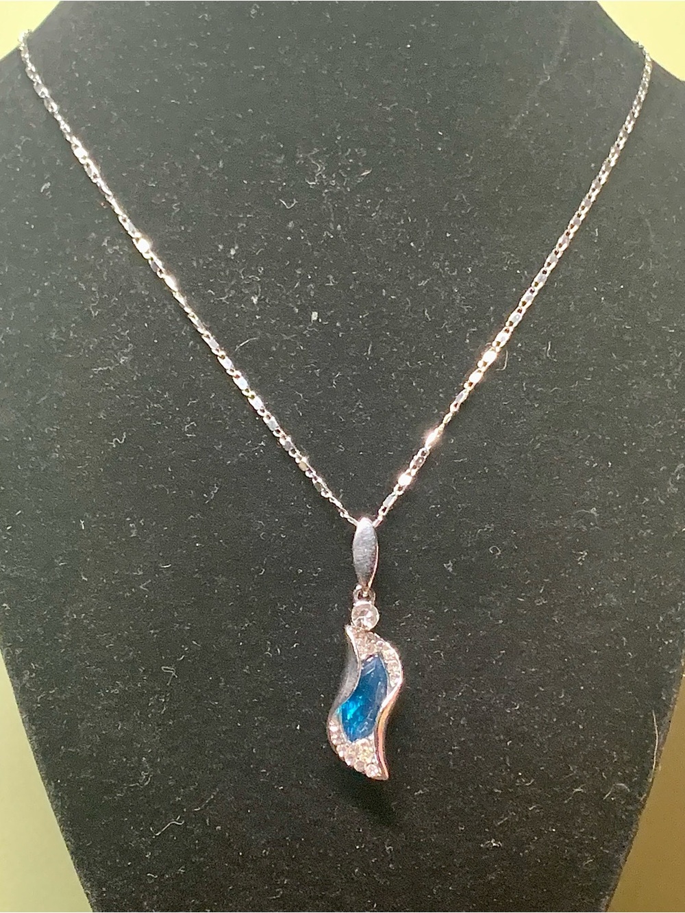 Elegant Silver-Tone Necklace with Blue Pendant